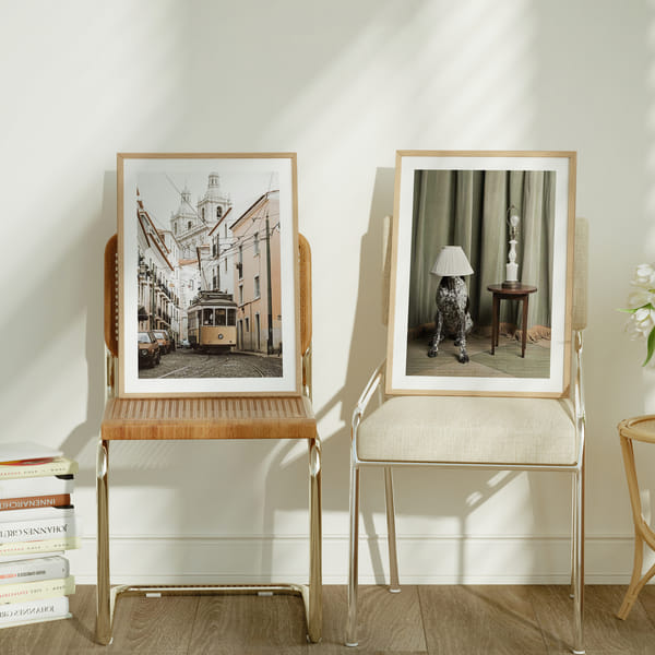 Tavelvägg med två posters i varma, mystiska toner Perfect Pair Enigmatic Charm poster wall