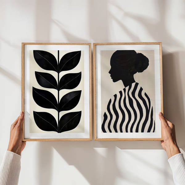 Tavelvägg med två svartvita posters i stilren design Perfect Pair Lines And Leaves poster wall