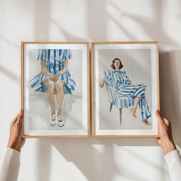 Tavelvägg med två blåvita grafiska posters i rörelse Perfect Pair Stripes In Motion poster wall