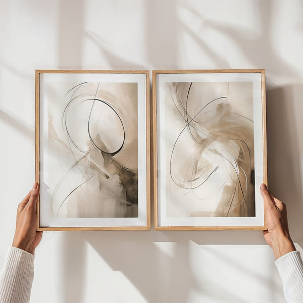 Nástenná obrazovka s dvoma elegantnými abstraktnými plagátmi v jemných tónoch Perfect Pair Graceful Flow poster wall