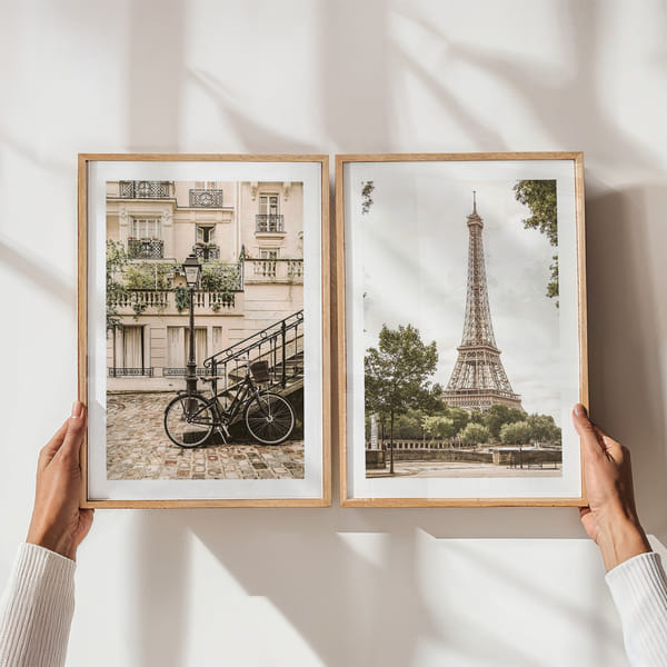Mur de tableaux avec deux élégants motifs parisiens aux tons doux Perfect Pair Life In Paris poster wall