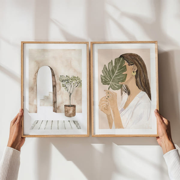 Parete con due poster nei toni della terra in stile boho Perfect Pair Boho Woman And Archway poster wall