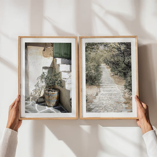 Billedvæg med to plakater i jordfarver fra Middelhavet Perfect Pair Olive Tree Garden poster wall