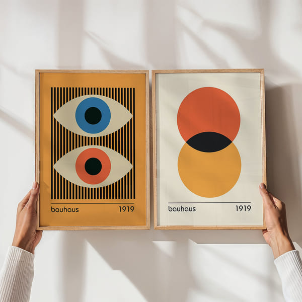 Tauluseinä, jossa on kaksi Bauhaus-tyylistä geometrista julistetta Perfect Pair Bauhaus Abstract Geometric poster wall