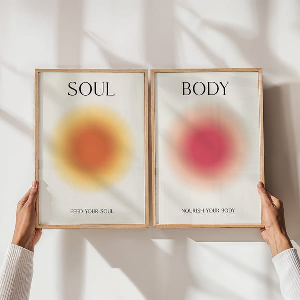 Tavelvägg med två mjukt färgade posters i harmoni Perfect Pair Soul And Body Aura poster wall