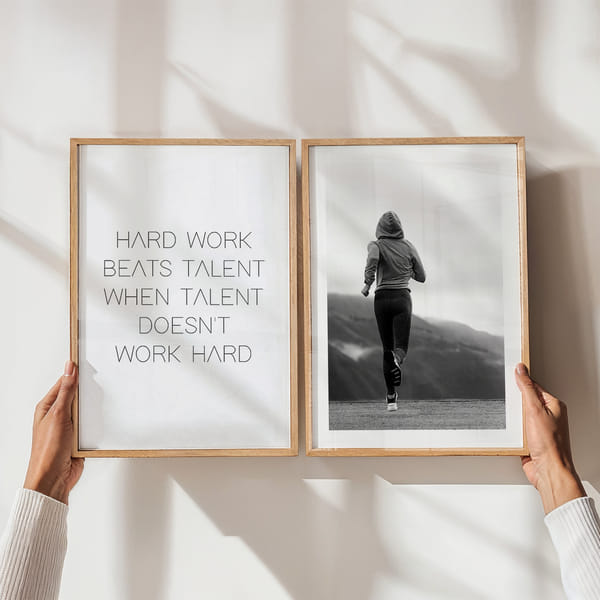 Mur d'images avec deux affiches inspirantes en noir et blanc Perfect Pair Hard Work Beats Talent poster wall
