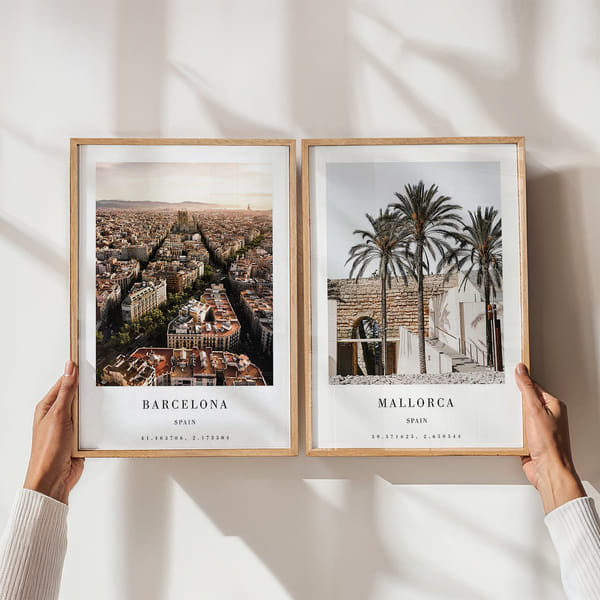 Mural de fotos com dois pôsteres com tema mediterrâneo Perfect Pair Cityscape Barcelona and Mallorca poster wall