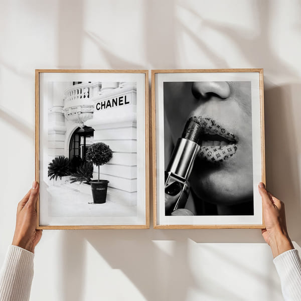 Mur de photos avec deux affiches en noir et blanc aux motifs luxueux Perfect Pair Glamorous Chanel And Louis Vuitton poster wall