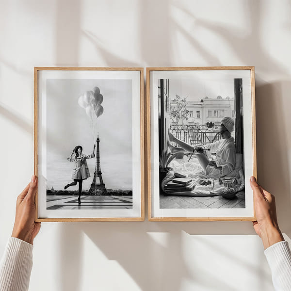 Billedvæg med to sort-hvide plakater i fransk stil Perfect Pair Monochrome Paris Style poster wall