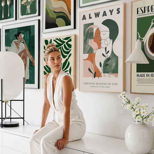 Tavelvägg med sju naturinspirerade motiv i grönt Lucky Seven Harmony in Green poster wall