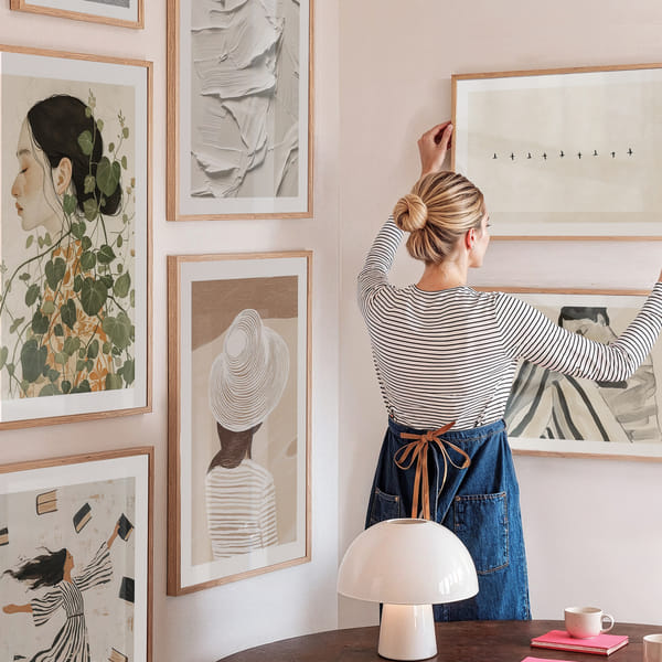 Tavelvägg med sex posters i dämpade jordtoner Hexa Corner Elegant Reflections poster wall