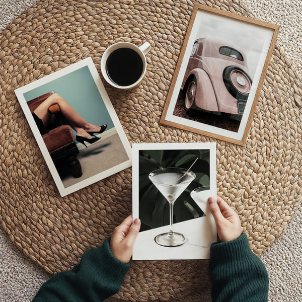 Tavelvägg med tre posters i mjuka vintagefärger Delicate Trio Vintage Elegance poster wall