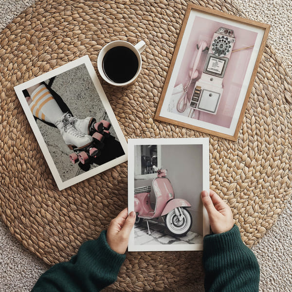 Parede de fotos com três pôsteres rosa inspirados no estilo retrô Delicate Trio Pink Elements poster wall