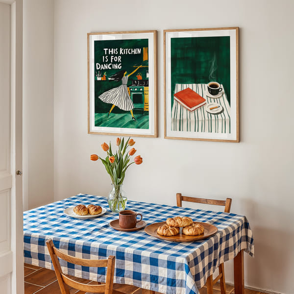 Tavelvägg med två posters i grönt och varmt rött Perfect Pair Dance In The Kitchen poster wall