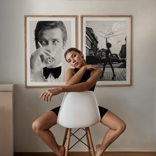 Mural con dos pósters en blanco y negro de estilo clásico. Perfect Pair Roger Moore and Balloons poster wall