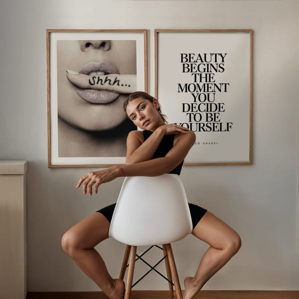 Billedvæg med to minimalistiske plakater i afdæmpede farver Perfect Pair Whispers Of Fashion poster wall