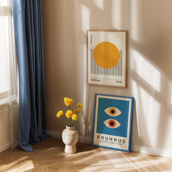 Tavelvägg med två Bauhaus-inspirerade geometriska posters Perfect Pair Bauhaus Visions poster wall