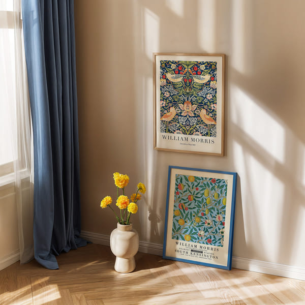 Képfal két elegáns, visszafogott tónusú virágmintával Perfect Pair William Morris Tales poster wall