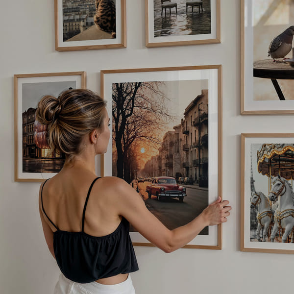 Obrazová stena so šiestimi nostalgickými mestskými motívmi v teplých tónoch Mix Of Six City Life poster wall