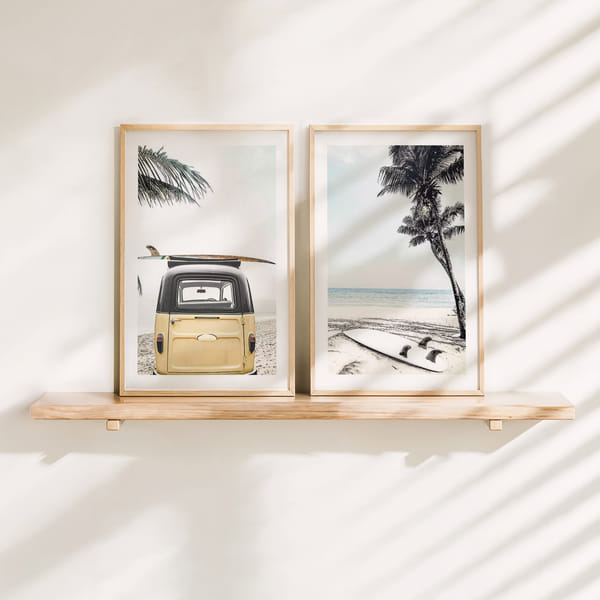 Tavelvägg med två lugna strandmotiv i mjuka färger Perfect Pair Surf's Serenity poster wall