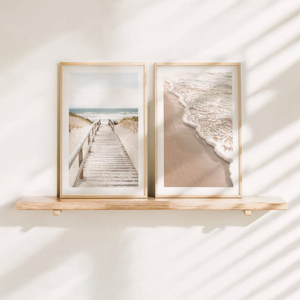 Billedvæg med to harmoniske billeder i beige og blå Perfect Pair Whispers Of The Shore poster wall