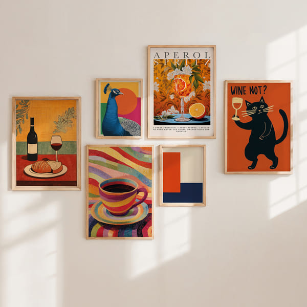 Tavelvägg med sex färgglada konstverk i harmoni Classic Six Artful Collage poster wall