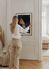 Een elegant profiel tegen een diepblauwe achtergrond creëert rust en stijl-8