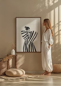 En elegant figur i svartvita ränder skapar lugn och harmoni-2