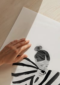 En elegant figur i svartvita ränder skapar lugn och harmoni-3