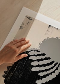 Divi silueti apvienojas elegantā ēnā un gaismā-9