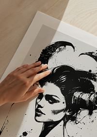 Un portret dramatic alb-negru, cu coarne și pensule îndrăznețe-5