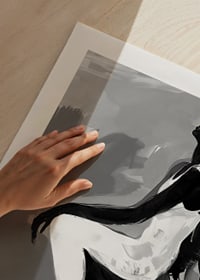 En elegant silhuett mot en dämpad grå bakgrund-9