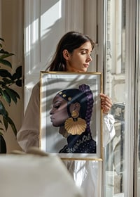 Podmanivá elegancia s veľkými zlatými náušnicami z profilu-8