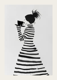 Silhouette élégante en rayures dégustant une tasse de café-3