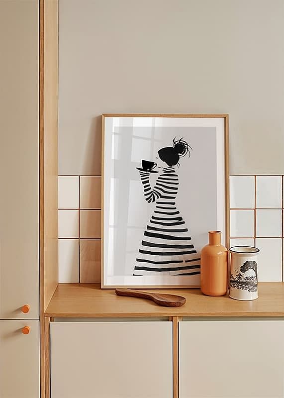 Elegant silhouet in gestreepte stijl, genietend van een kopje koffie-12