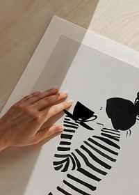 Elegant silhouet in gestreepte stijl, genietend van een kopje koffie-5