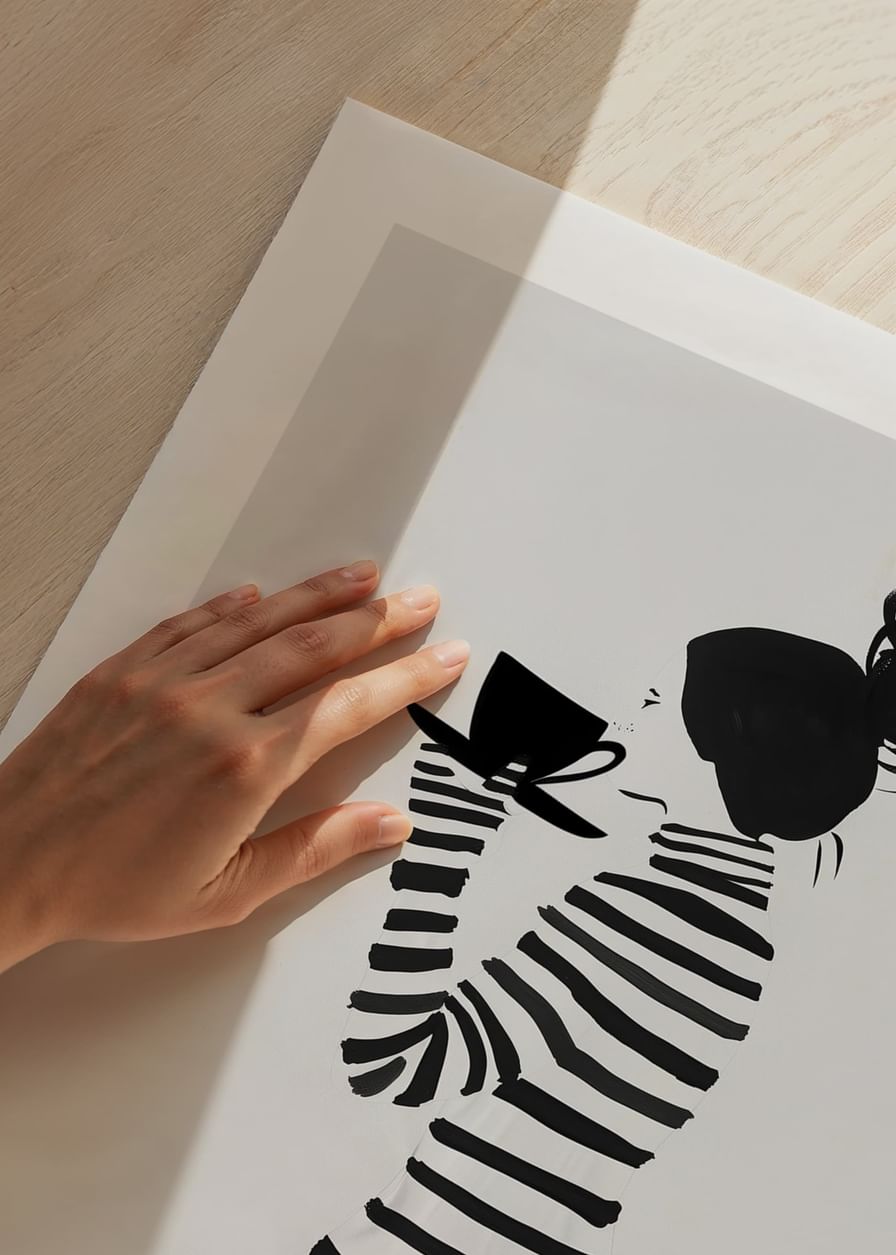 Elegant silhouet in gestreepte stijl, genietend van een kopje koffie-12