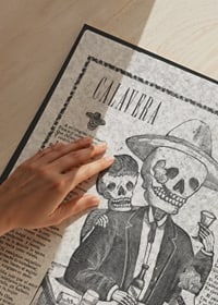 Een levendig Mexicaans feest met skeletten en tequila-3
