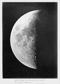 O lună pe jumătate luminată apare cu detalii impresionante-1