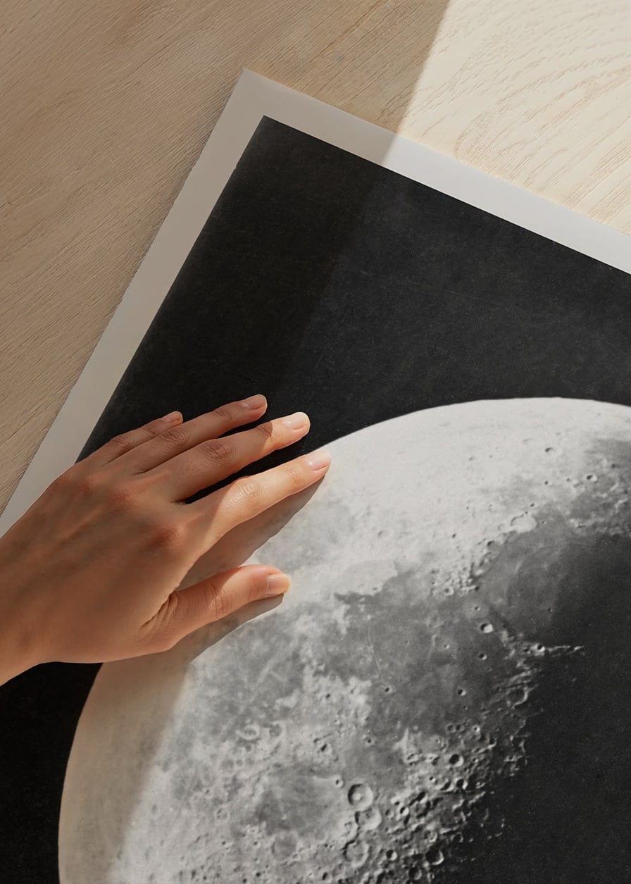 O lună pe jumătate luminată apare cu detalii impresionante-12