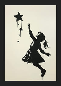 En silhuett av en flicka som sträcker sig mot stjärnorna-5