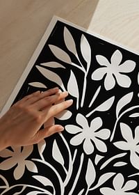 Flori frumoase într-un design elegant alb-negru-3