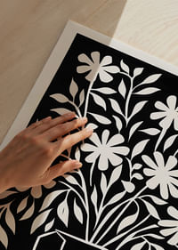 En svartvit poster med stiliga blommor i en vas-3