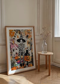 Tajomná čarodejnica obklopená tekvicami a pavúkmi vytvára halloweensku atmosféru-8