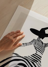 Tancujúca silueta oblečená v čarovnom pruhovanom vzore a dramatickom klobúku-9