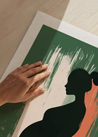 Graciös silhuett av en gravid kvinna mot en färgrik bakgrund-9