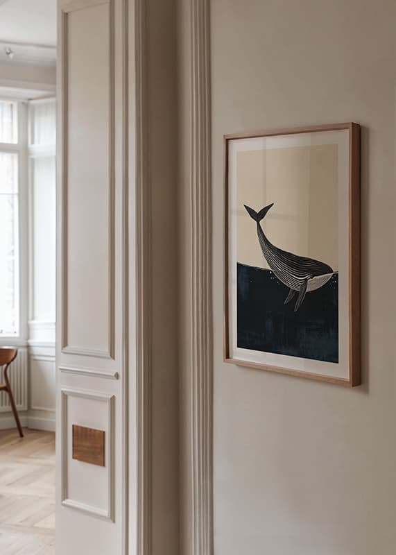 Une baleine majestueuse glisse tranquillement dans la mer d'un bleu profond-12