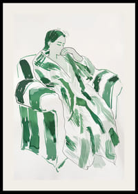 Egy nő zöld harmóniában, nyugodtan egy fotelba süllyedve-2