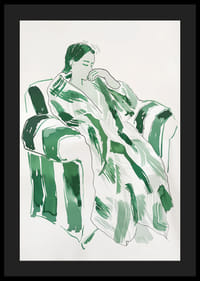 Egy nő zöld harmóniában, nyugodtan egy fotelba süllyedve-4