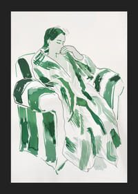 Egy nő zöld harmóniában, nyugodtan egy fotelba süllyedve-5